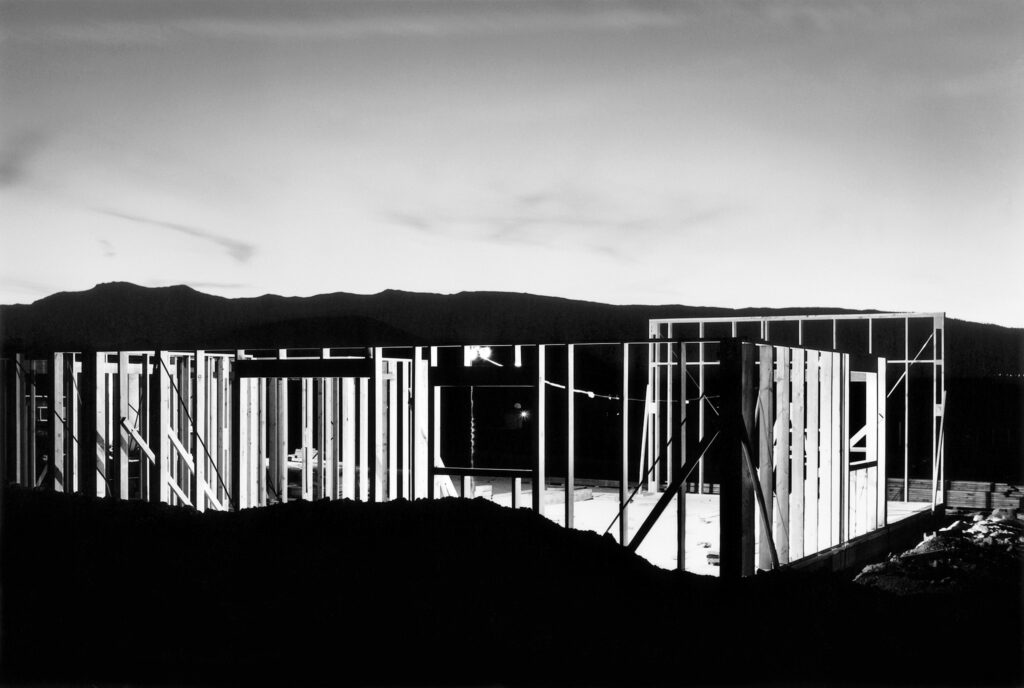 Lewis Baltz. Night Construction, Reno, de la serie Nevada, 1977. The Lewis Baltz Trust
