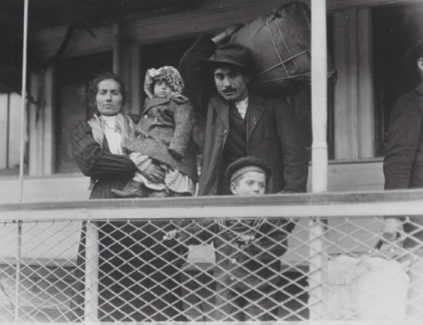 Lewis Hine. Familia italiana en un ferry saliendo de la isla de Ellis, 1905. The George Eastman House