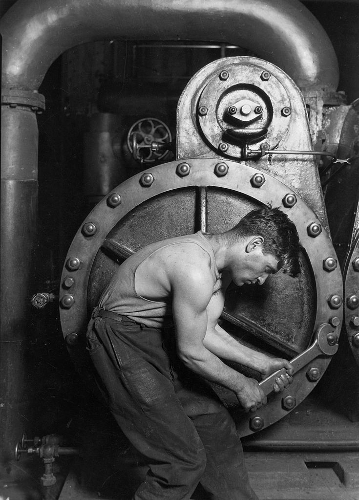 Lewis Hine. Mecánica en un generador eléctrico, 1920. 