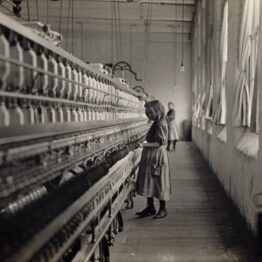 Lewis Hine. Sadie Pfeifer, 48 pulgadas de alto. Ha trabajado medio año. Uno de los muchos niños pequeños que trabajan en Lancaster Cotton Mills. Lancaster, 1908