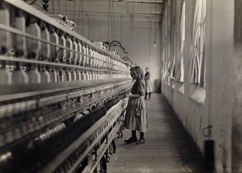 Lewis Hine. Sadie Pfeifer, 48 pulgadas de alto. Ha trabajado medio año. Uno de los muchos niños pequeños que trabajan en Lancaster Cotton Mills. Lancaster, 1908