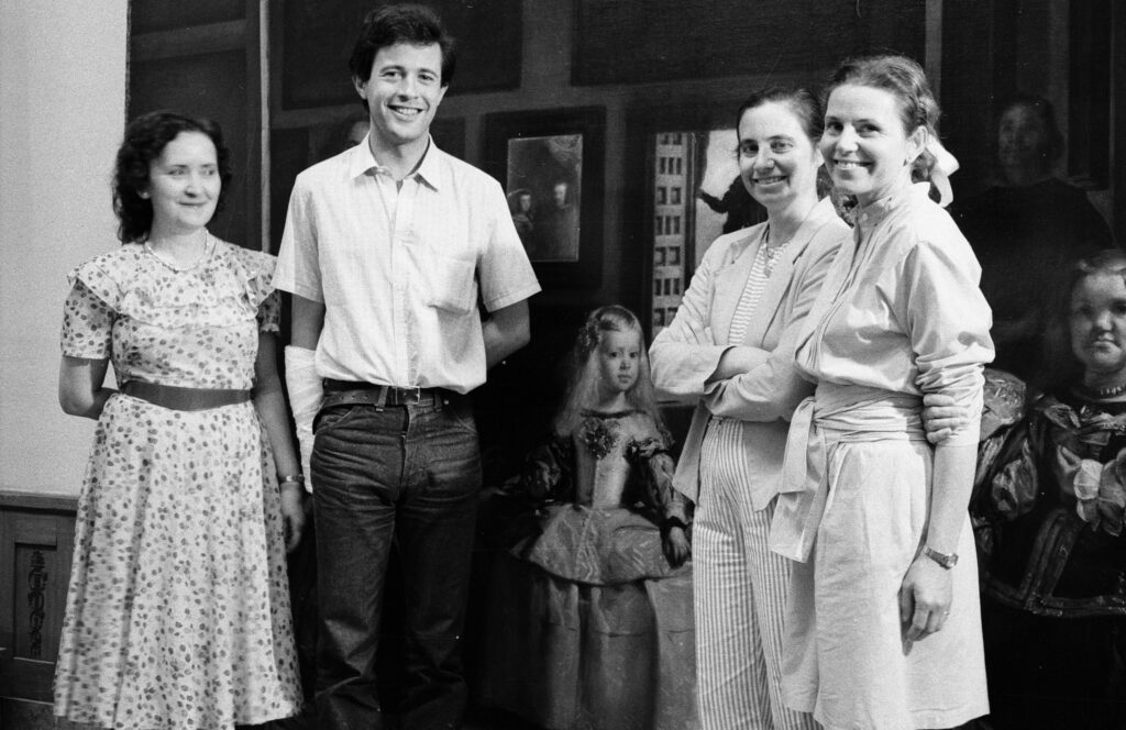 De izquierda a derecha, Clara Quintanilla, Enrique Quintana, Rocío Dávila y Maite Dávila, responsables de la restauración de Las meninas, tras la limpieza realizada por John Brealey