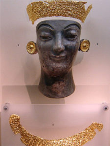 Fragmentos de oro y marfil ennegrecido por el fuego de una estatua criselefantina arcaica. Museo Arqueológico de Delfos