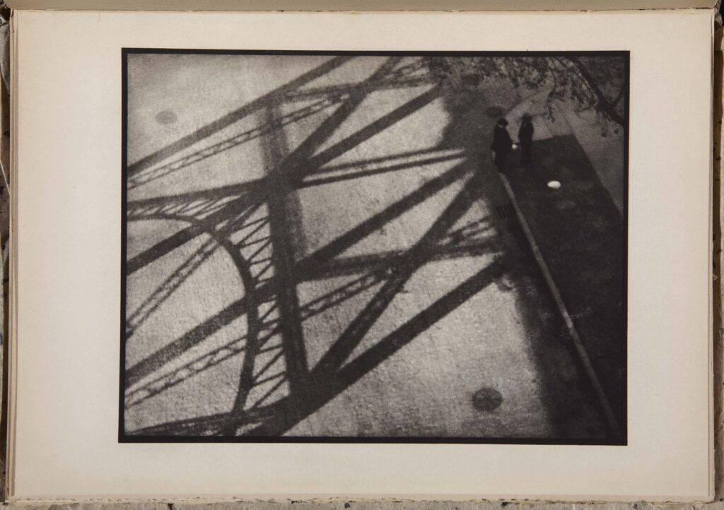 Paul Strand. Fotografía – Nueva York. Serie Camera Work n.º 49/50, julio 1917. Museo Reina Sofía