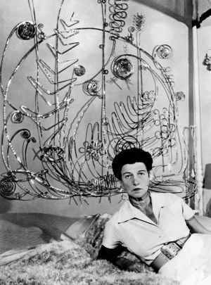 Peggy Guggenheim junto a su cabecero de Alexander Calder