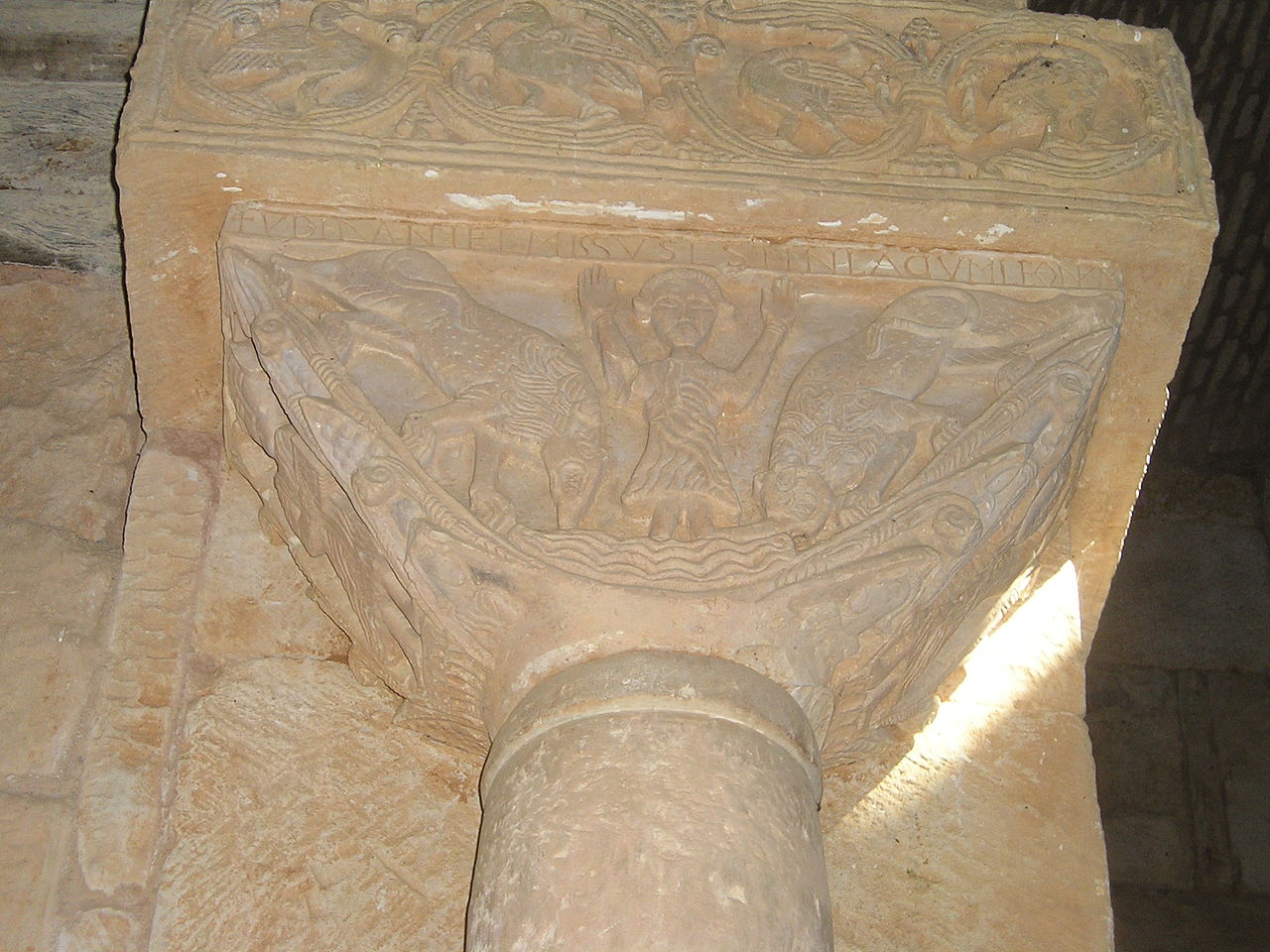 Daniel en el foso de los leones en otro de los capiteles de San Pedro de la Nave