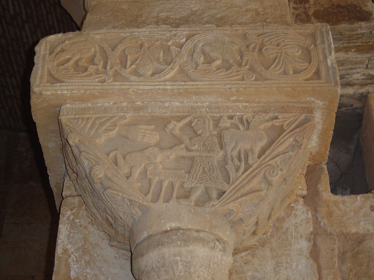 El sacrificio de Isaac en uno de los capiteles de San Pedro de la Nave