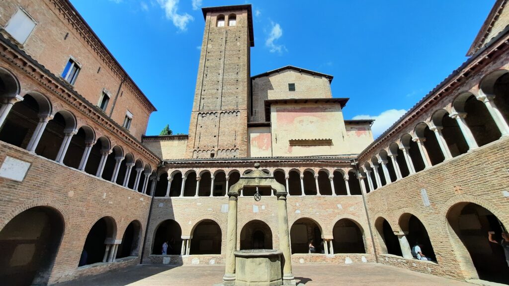 Claustro. Santo Stefano, Bolonia