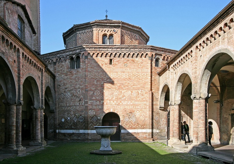 Patio de Pilatos. Santo Stefano, Bolonia