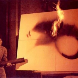 Yves Klein trabajando en sus Fire Paintings